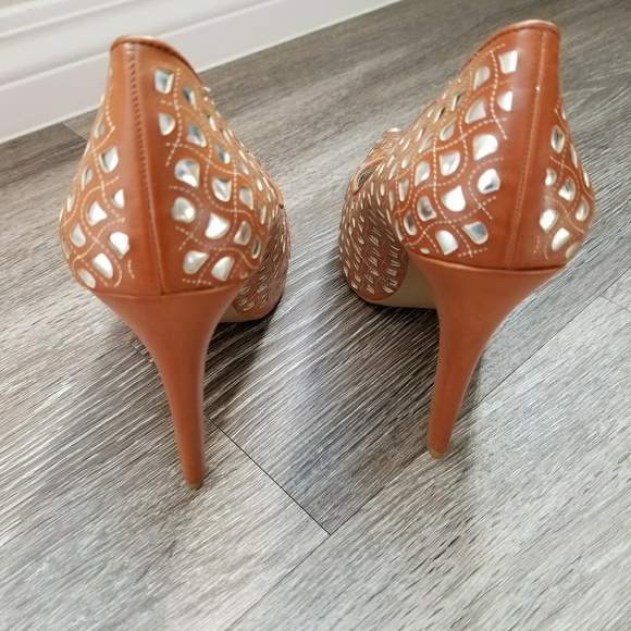 "NEW" BCBG Pumps - Picture 3 of 5